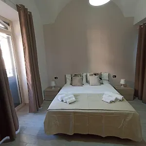 vittorio-emanuele-house-catania.catania-hotels.net/